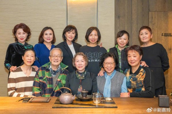 海证资本 60岁刘嘉玲回苏州参加同学会，合影状态超年轻：50年师生情像老酒，越陈越醇